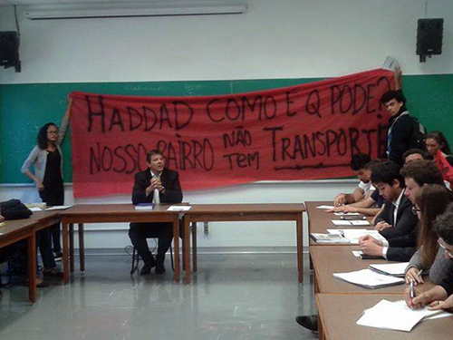 Manifestantes do movimento Luta do Transporte no Extremo Sul interrompem aula de Haddad na USP