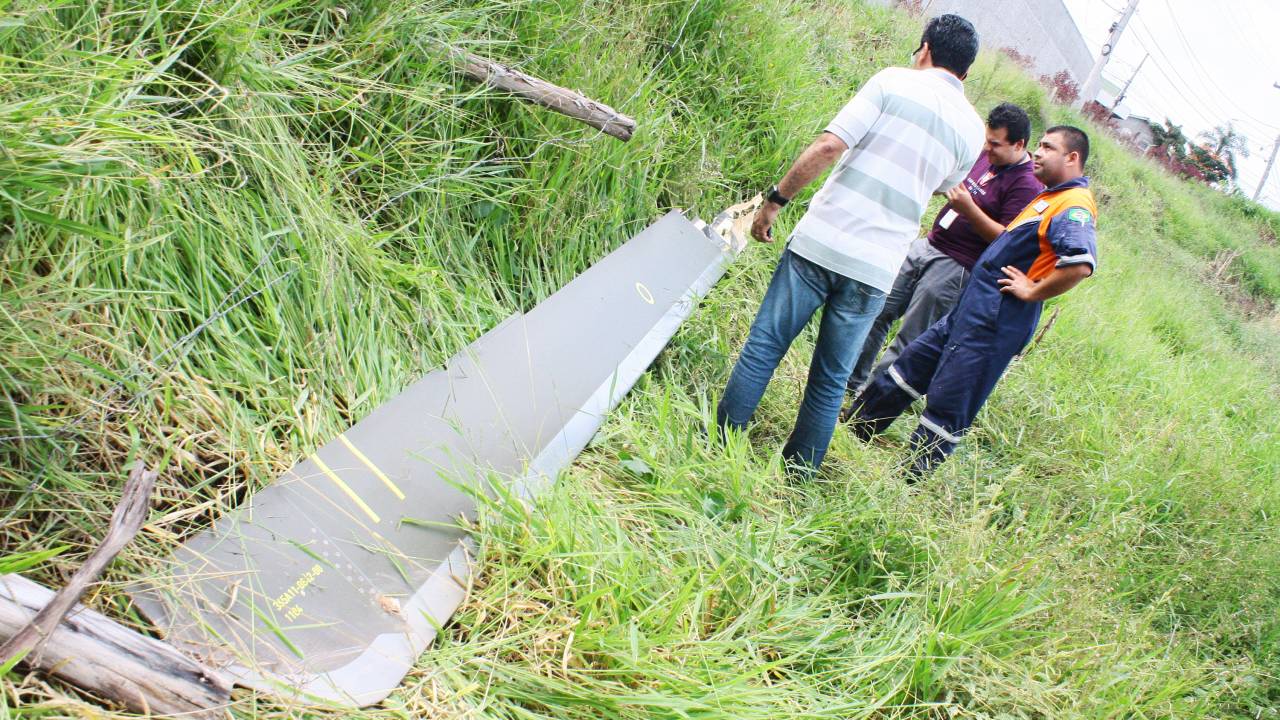 Encontrada a hélice do helicóptero que caiu em Carapicuíba (SP), matando o filho caçula do governador Geraldo Alckmin, Thomaz Alckmin, e mais quatro pessoas