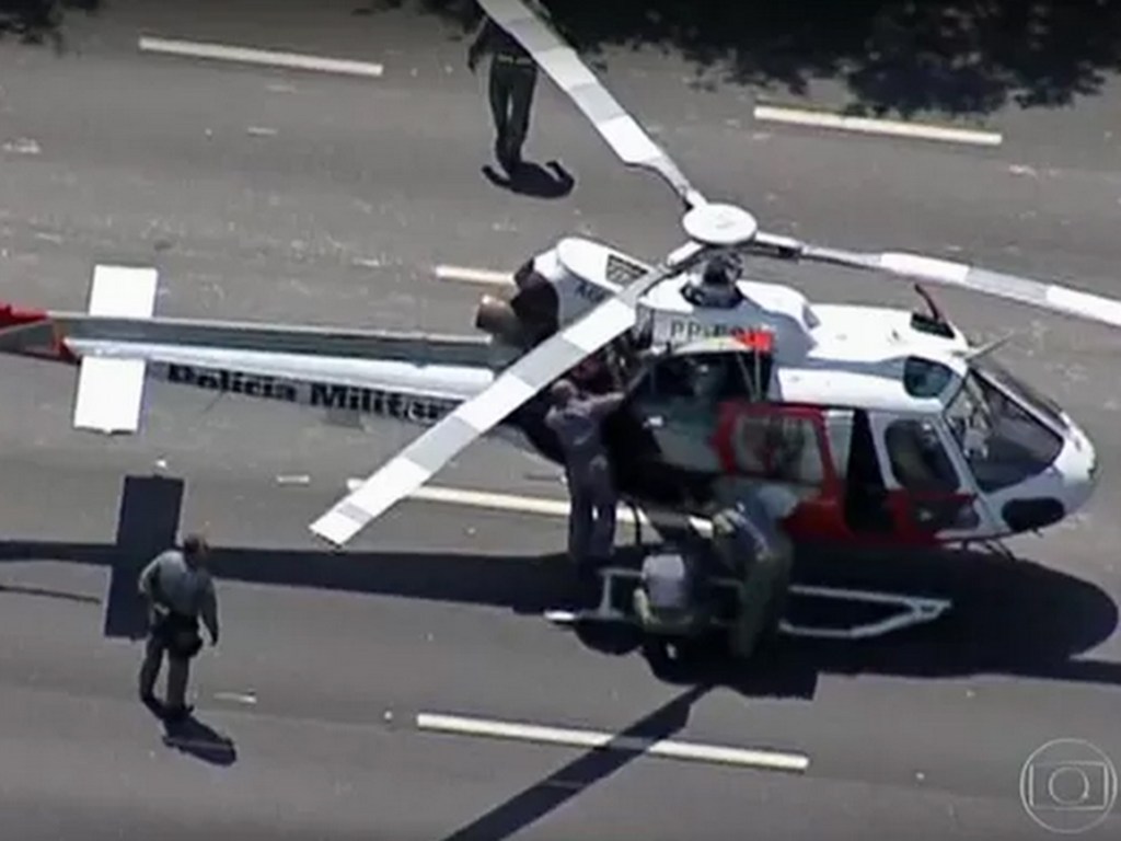 Helicóptero da PM quebra na pista Marginal Pinheiros, em SP