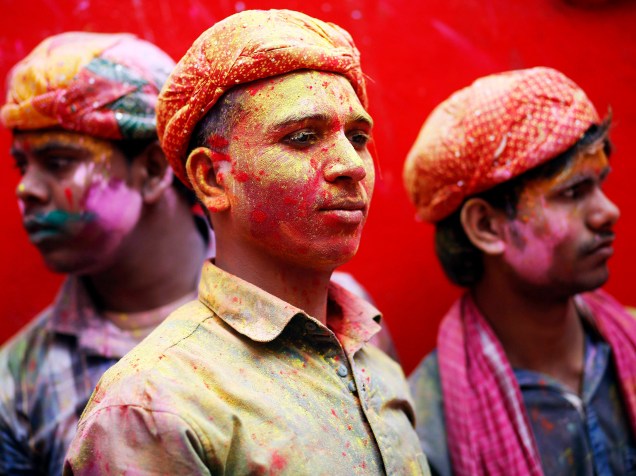 Indianos celebram a chegada da primavera no Festival das Cores