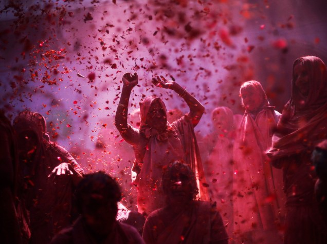 Indianos celebram a chegada da primavera no Festival das Cores