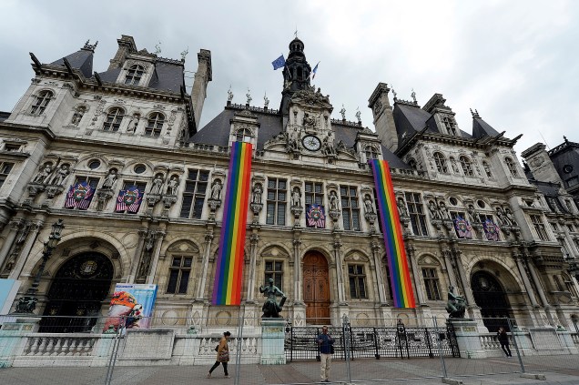 Bandeiras LGBT e dos Estados Unidos são vistas na fachada do Hotel de Ville, em Paris