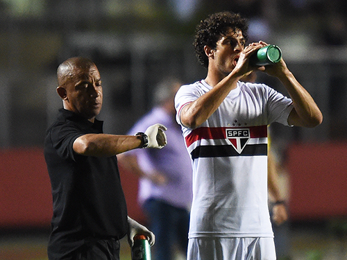 Durante jogo pelo Brasileirão, Hudson do São Paulo toma água para amenizar o cansaço