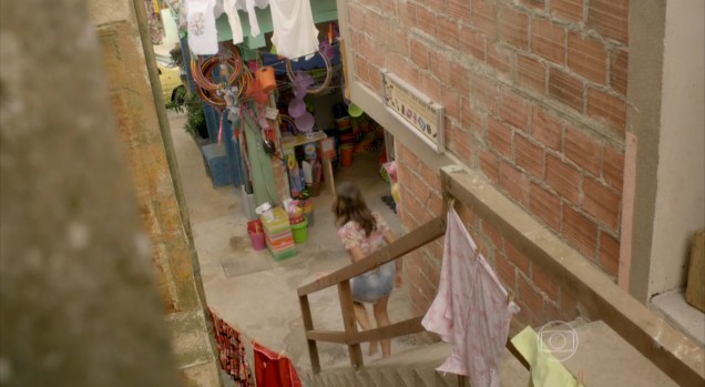 Marizete (Bruna Marquezine) anda por uma rua estreita da favela em I Love Paraisópolis
