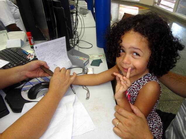 Lara, de três anos, tira sua carteira de identidade. Mais de 280 mil crianças de até três anos tiraram o RG nos postos do Poupatempo, em São Paulo, entre janeiro de 2014 e maio de 2015