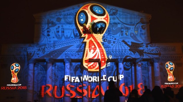 A logomarca da Copa do Mundo de 2018 é projetada na fachada do Teatro Bolshoi, em Moscou
