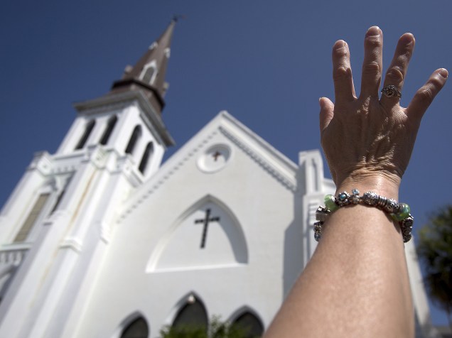Fiéis participam de cerimônia religiosa em igreja de Charleston, invadida por jovem branco que atirou e matou 9 negros