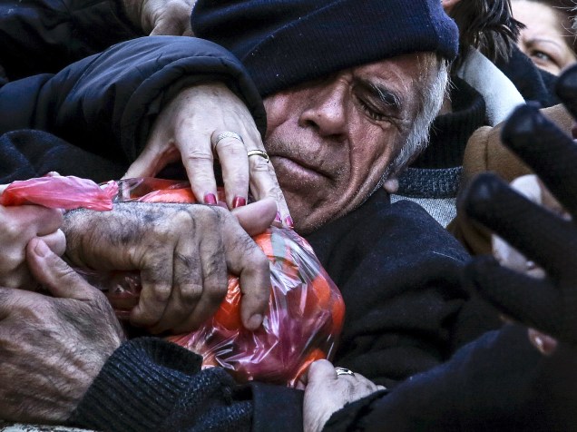 Gregos recebem alimentos de agricultores durante protesto contra reformas nos fundos de pensão, em Atenas, na Grécia