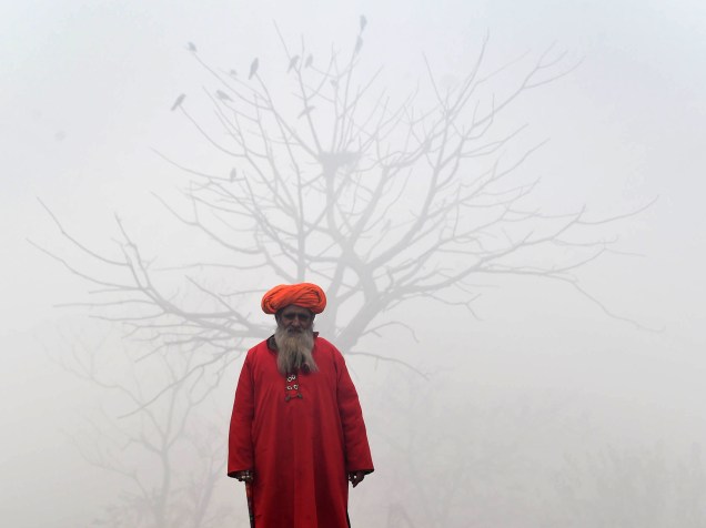 Homem em uma rua de Lahore, no Paquistão. O período contínuo de densa neblina atrapalha a chegada e partida de voos e trens na província paquistanesa de Punjab