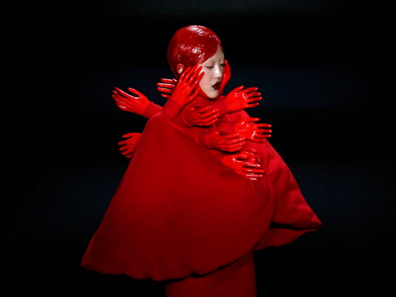 Modelo apresenta uma criação do designer chinês, Hu Sheguang durante a China Fashion Week, em Pequim - 31/03/2016