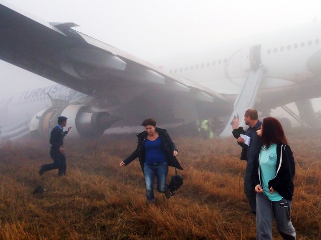 Passageiros do avião da Turkish Airlines, são resgatados após o ele derrapar e sair da pista durante o pouso no Aeroporto Internacional de Tribhuvan, em Karmandu (Tailândia) - 04/03/2015
