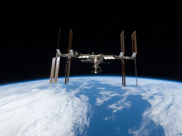 Segundo informações oficiais, um vazamento de substância do sistema de refrigeração de parte da Estação Espacial Internacional obrigou a equipe de astronautas a abandonar o lado americano da plataforma e seguir para a área russa da ISS