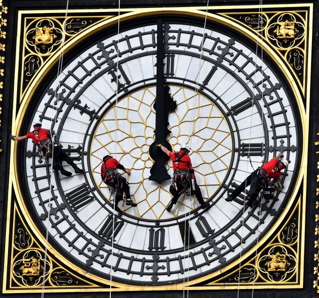 Operários subiram no Big Ben, em Londres, para limpar uma das quatro faces do relógio mais famoso do mundo. Equipados com cordas e protetores auriculares, os técnicos literalmente escalaram o campanário do Palácio de Westminster, sede do Parlamento britânico