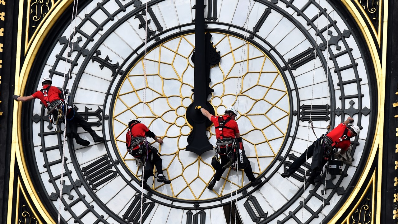 Operários subiram no Big Ben, em Londres, para limpar uma das quatro faces do relógio mais famoso do mundo. Equipados com cordas e protetores auriculares, os técnicos literalmente escalaram o campanário do Palácio de Westminster, sede do Parlamento britânico