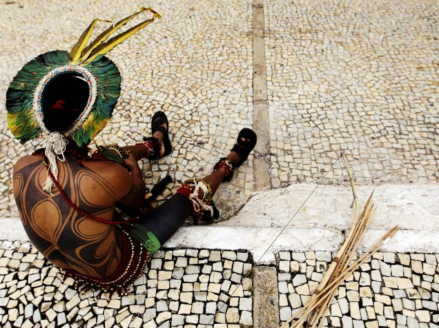 Indígenas de diversas tribos protestaram em Brasília, contra a proposta de emenda à Constituição que transfere ao Congresso a decisão final sobre a demarcação de terras indígenas, em Brasília (DF) - 18/03/2015