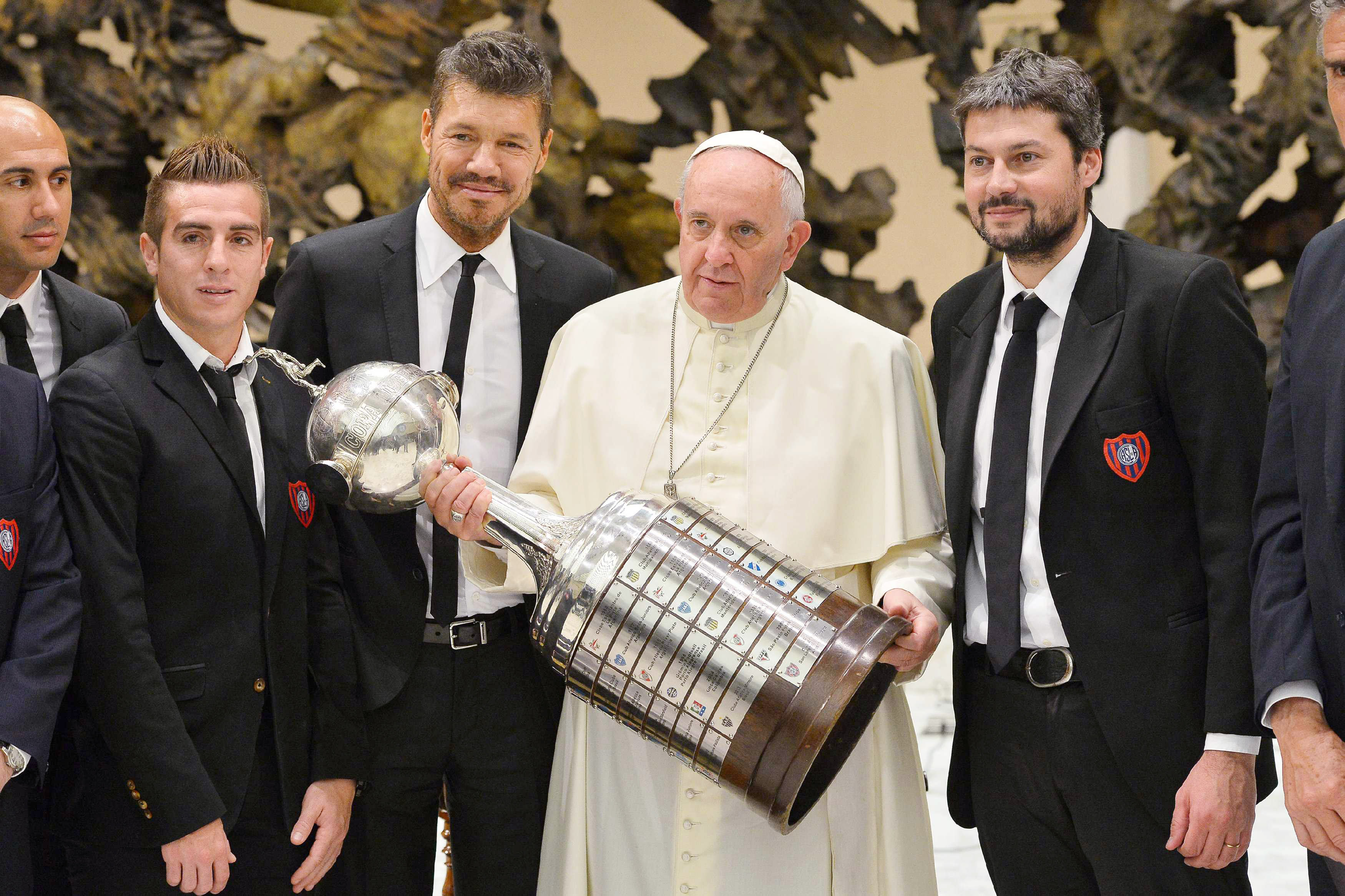 Papa Francisco segura o troféu da Copa Libertadores durante visita de representantes do San Lorenzo, último campeão do torneio e time do coração do pontífice, na Sala Paulo VI, no Vaticano