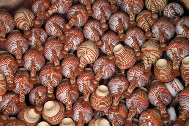 Jarros são exibidos para venda em uma oficina de cerâmica, na aldeia libanesa Rashaya al-Foukhar, região sudeste do país