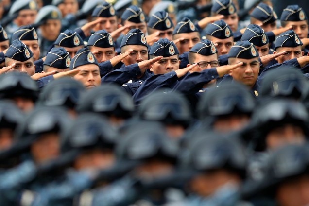 Membros do exército saudam a bandeira nacional durante sua apresentação na sede da Polícia Federal, na Cidade do México