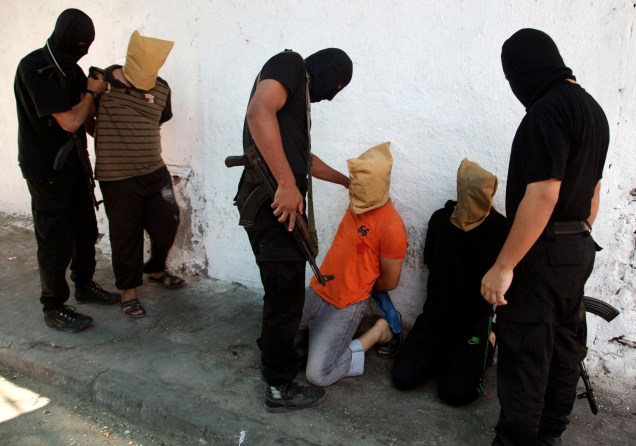 O Hamas anunciou que 18 palestinos acusados de colaboração com Israel foram executados na Faixa de Gaza. Seis deles foram mortos diante de uma mesquita por homens com o uniforme das Brigadas Ezedin al-Qasam, braço armado do grupo