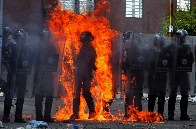 Policiais são vistos em chamas durante um protesto anti-governo, na cidade de San Cristobal, na Venezuela