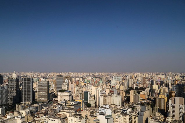 Faixa de poluição é vista do Edifício Itália, na região central da cidade de São Paulo, na tarde desta segunda-feira (25). A cidade entrou em estado de alerta, com a umidade relativa do ar em 14%, número muito ruim para a saúde, de acordo com a Organização Mundial de Saúde (OMS)