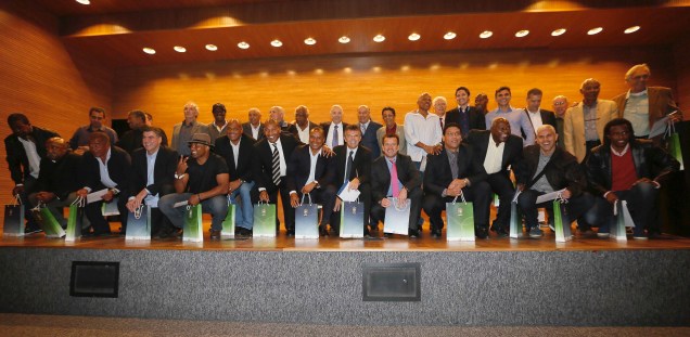 O presidente da Confederação Brasileira de Futebol (CBF), José Maria Marin, entrega prêmio em homenagem aos campeões do mundo, na sede da instituição, no Rio de Janeiro O presidente da Confederação Brasileira de Futebol (CBF), José Maria Marin, entrega prêmio em homenagem aos campeões do mundo, na sede da instituição, no Rio de Janeiro