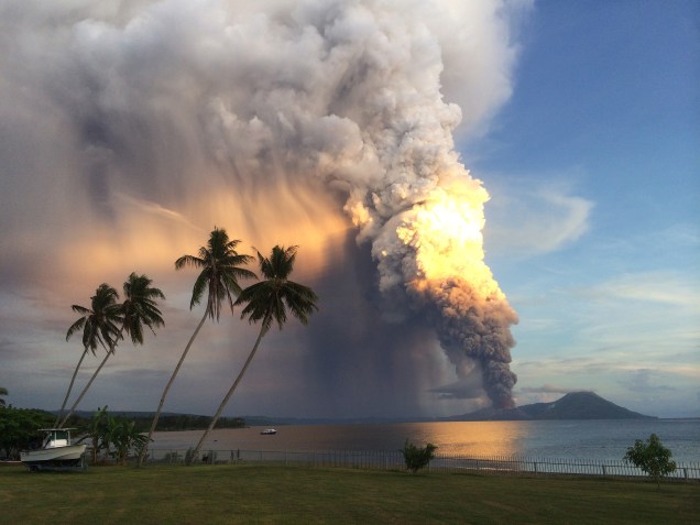 Monte Tavurvur entrou em erupção no leste da Papua Nova Guiné nesta sexta-feira (29/08), expelindo rochas e cinzas no ar, forçando a evacuação de comunidades locais e obrigando voos internacionais a serem reencaminhados Monte Tavurvur entrou em erupção no leste da Papua Nova Guiné nesta sexta-feira (29/08), expelindo rochas e cinzas no ar, forçando a evacuação de comunidades locais e obrigando voos internacionais a serem reencaminhados