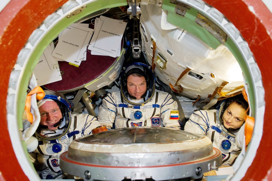 Membros da tripulação espacial internacional, o astronauta norte-americano Barry Wilmore (à esq.) e os cosmonautas russos Alexandr Samokutyaev e Elena Serova participam de uma sessão de treino no Centro de Treinamento de Cosmonautas Gagarin, na Cidade das Estrelas, na Rússia