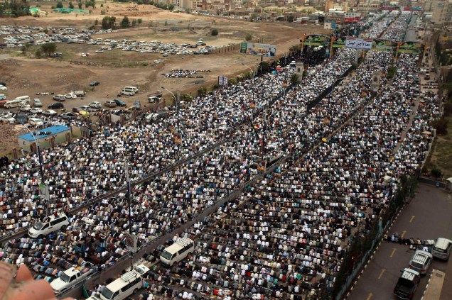 Manifestantes pró-governo realizam as orações semanais de sexta-feira durante um comício em Sanaa, no Iêmen Manifestantes pró-governo realizam as orações semanais de sexta-feira durante um comício em Sanaa, no Iêmen
