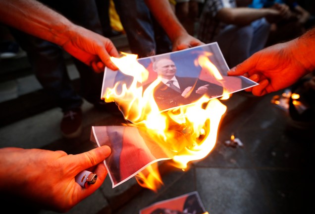 Manifestantes queimam retratos do presidente russo, Vladimir Putin, durante um comício em apoio a Ucrânia, em Tbilisi, na Georgia Manifestantes queimam retratos do presidente russo, Vladimir Putin, durante um comício em apoio a Ucrânia, em Tbilisi, na Georgia
