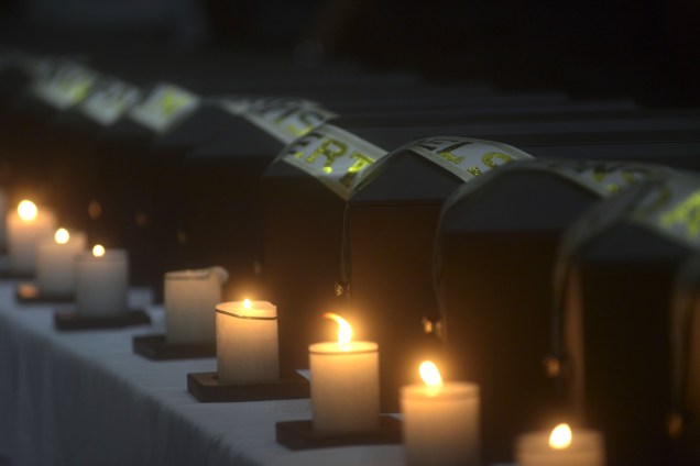 Urnas funerárias contendo restos mortais de pessoas desaparecidas durante a guerra civil colombiana, são vistas durante uma cerimônia em Medellín, ao noroeste do país Urnas funerárias contendo restos mortais de pessoas desaparecidas durante a guerra civil colombiana, são vistas durante uma cerimônia em Medellín, ao noroeste do país
