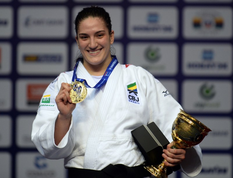 A atleta brasileira, Mayra Aguiar, posa com a medalha de ouro após vencer a sub categoria 78 kg, no Campeonato Mundial de Judô, em Chelyabinsk, na Rússia