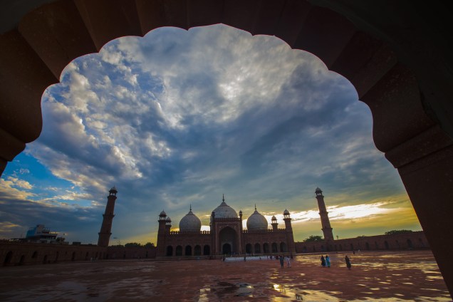 Na imagem, vista exterior da Mesquita de Badashi, em Lahore, no Paquistão. O local foi construído em 1673 pelo rei Mughal Aurangzeb e tem uma capacidade para 50 mil pessoas, sendo a maior do país
