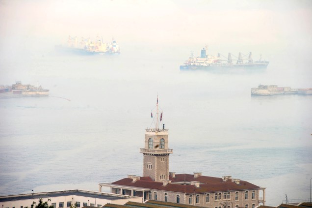 Dezenas de navios estão ancorados próximo ao porto de Gibraltar, na África. O continente vem sofrendo com a intensa migração ilegal de seus cidadãos para a europa