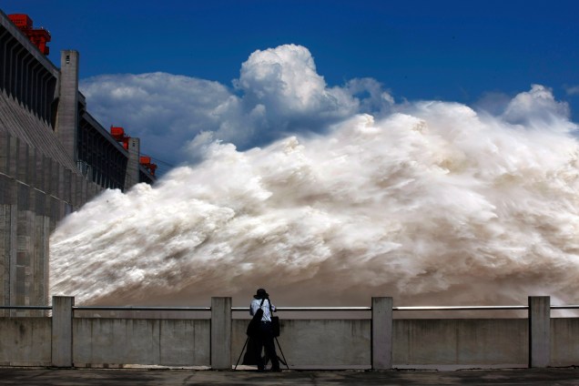 Homem tira fotos da Barragem das Três Gargantas, no rio Yangtze, na província central de Hubei, na China