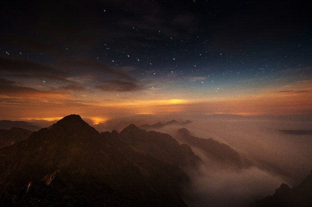 Imagem em longa exposição mostra as montanhas Tatras na Eslováquia vista a partir da estação do observatório solar no pico Lomnicky Stit