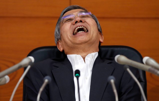 Governador do Banco do Japão, Haruhiko Kuroda, reage à pergunta de um repórter durante uma entrevista coletiva na sede do banco em Tóquio