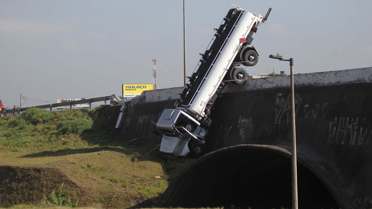 Caminhão fica pendurado na BR-040 após acidente em Contagem (MG)