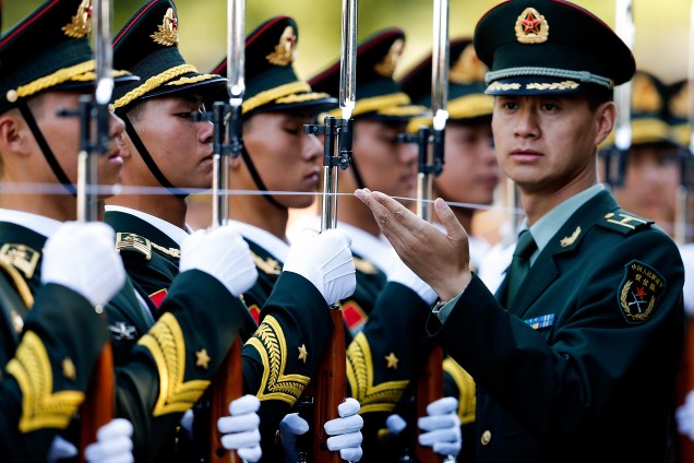 Soldados do Exército de Libertação alinhados durante uma cerimônia de boas vindas ao rei da Malásia, Yang di-Pertuan Agong, do lado de fora do Grande Salão do Povo, em Pequim, China
