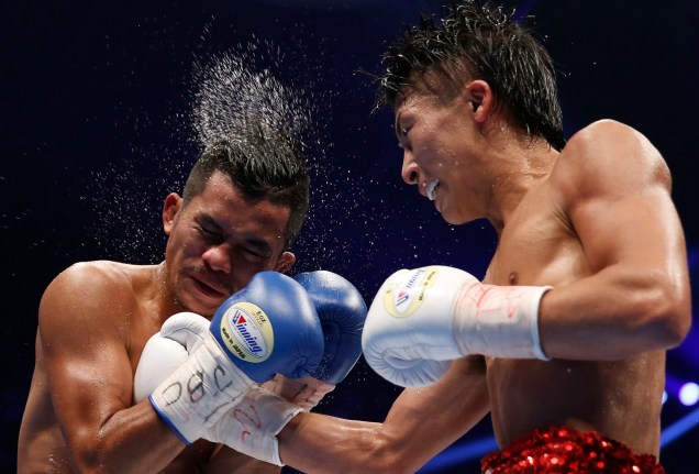O japonês Naoya Inoue (à dir.), durante luta contra o tailandês Samartlek Kokietgym em combate pelo título de boxe WBC, em Tóquio