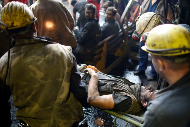 Mineiros resgatam um colega ferido em uma mina de carvão em Zenica, na Bósnia. Trinta e quatro mineiros ficaram presos depois que um terremoto provocou uma explosão na última quinta-feira (04/09)