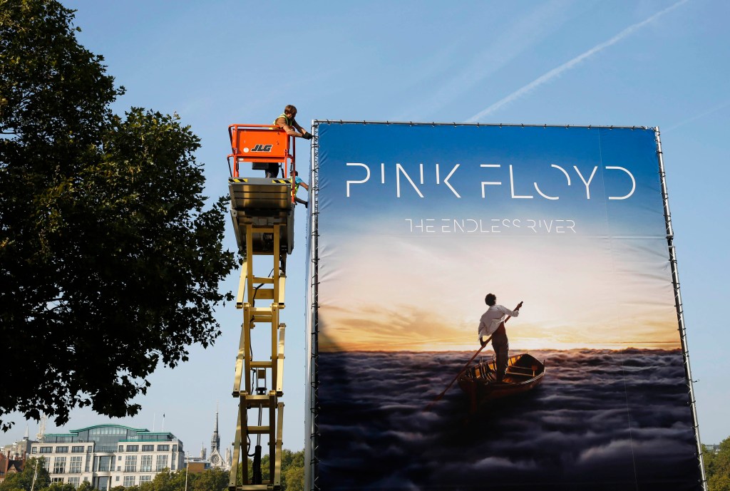 Propaganda em quadrado gigante do novo álbum do Pink Floyd, 'The Endless River', é instalado em South Bank, Londres