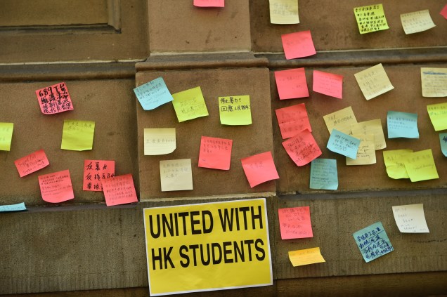 Na Austrália, estudantes de Sidney escrevem notas de apoio aos estudantes de Hong Kong