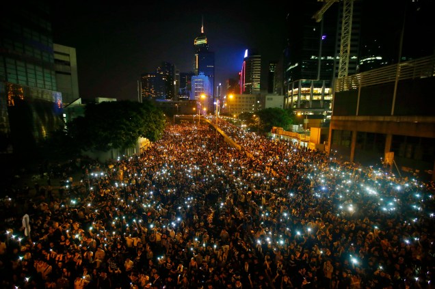 Manifestantes de Hong Kong fecham avenida central do Distrito Financeiro em protesto por democracia
