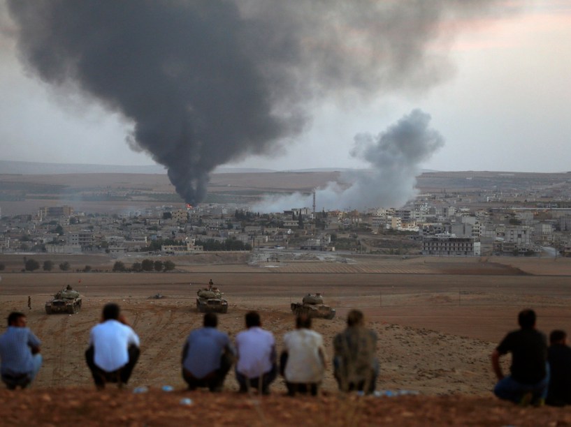 Muita fumaça é vista na cidade de Kobani, na fronteira turco-síria, onde combatentes do Estado Islâmico (EI) conseguiram avançar na última quinta-feira (09), mesmo após ataques aéreos liderados pelos Estados Unidos