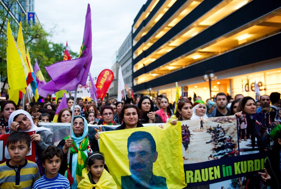 Curdos participam de manifestação contra o Estado Islâmico em Stuttgart, na Alemanha