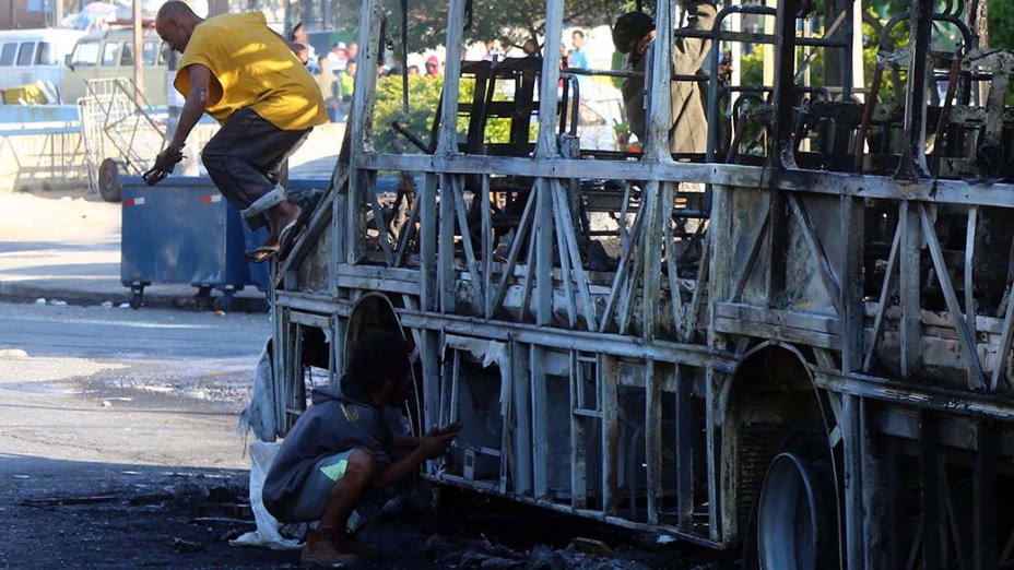 Moradores incendiaram um ônibus no acesso da avenida Miguel Stefano para a avenida Professor Abraão de Morais, na zona sul de São Paulo, na manhã desta quinta-feira (9), após uma pessoa ser baleada por um policial