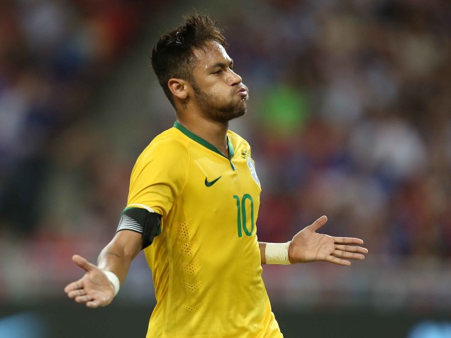Neymar aparece na nova edição do Guinness Book 2015, o livro dos recordes, como o primeiro jogador a marcar um hat-trick (três gols em um mesmo jogo) nas duas principais competições interclubes continentais. Na foto, o jogador em Cingapura, onde fez 4 gols contra o Japão no amistoso da seleção