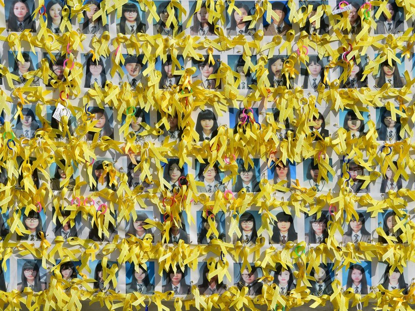 Retratos das vítimas da balsa sul-coreana Sewol são vistos com fitas amarelas, na cidade de Seul, onde parentes fizeram um protesto contra o governo, seis meses depois do pior desastre marítimo da Coréia do Sul