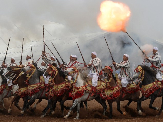 Cavaleiros são fotografados durante a 7ª edição do Salon du Cheval, no porto da cidade de El Jadida, no Marrocos 
